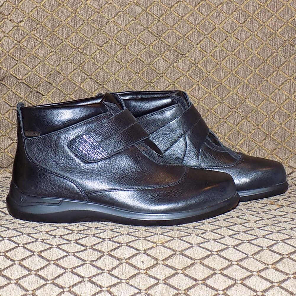 New Aravon Florinda waterproof boot with flaw ( see photos) US 6.5